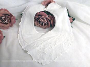 Ancien petit bavoir de bébé ou poupon, tout en belle batiste blanche, recouvert de belles broderies.