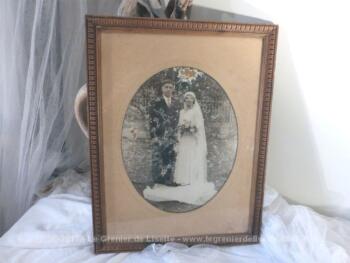 Ancien cadre avec photo usée d'un couple de mariés de la fin du  XIX°.