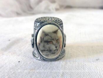 Ancien dé en métal argent avec écusson en porcelaine avec portrait de chat.