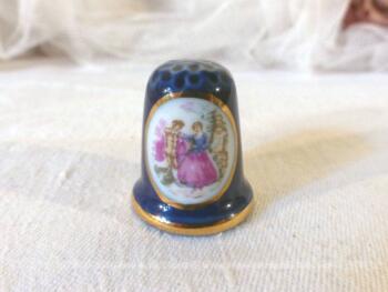 Dé collection en porcelaine fond bleu et dessin romantique