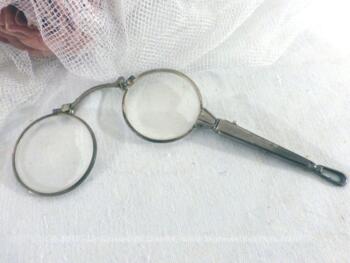 Ancienne paire de lunettes,  face à main pliable en métal argenté.