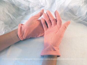 Ancienne paire de gants vintage à rayures rouges tissus coton extensible.