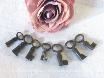 Lot de 7 très petites clés anciennes d'environ 3 cm de long.