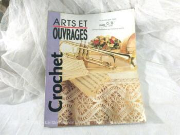 Catalogue de 1991 de Arts et Ouvrages pour des créations au crochet.