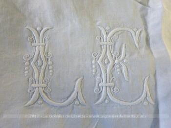Coupon en drap de coton avec deux grands monogrammes L et E brodés.