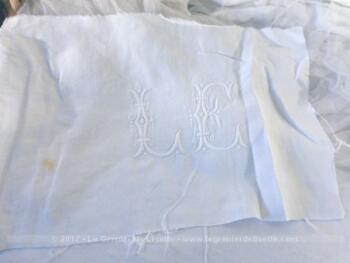 Coupon en drap de coton avec deux grands monogrammes L et E brodés.