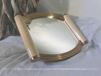 Vraiment très vintage, ce petit plateau miroir aux anses en bakélite de couleur écru.