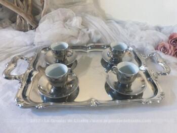 Voici une composition unique et originale: un plateau en inox  des années 60 agrémenté de 4 tasses et sous tasses en faïence de couleur argent.