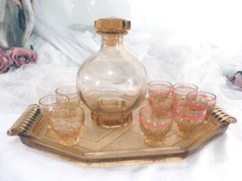 Ancien service à liqueur en verre avec plateau, carafe et ses 9 petits verres dont 3 d'une sorte et 6 d'une autre.