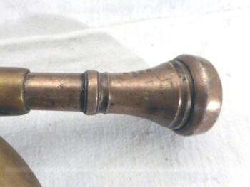 Ancienne trompette en laiton avec embout en cuivre pour une décoration très vintage et pourquoi pas un peu de musique aussi ! 