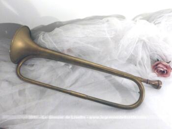 Ancienne trompette en laiton avec embout en cuivre pour une décoration très vintage et pourquoi pas un peu de musique aussi ! 