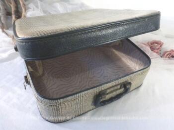 Ancienne valise en carton n de forme carrée avec décoré du motif "Prince de Galles".