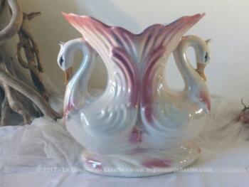Grand vase aux 2 cygnes, très tendance shabby issus en porcelaine "Capodimonte Made in Italie". 