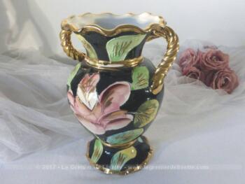 Ancien vase Vallauris des années 50 avec dorures, fleurs et anses torsadées.