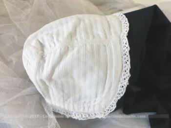 Ancien bonnet "petit béguin" en coton blanc piqué, molletonné pour enfant, poupée ou baigneur.