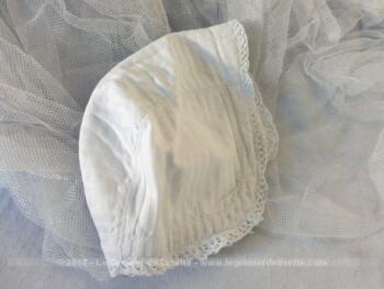 Ancien bonnet "petit béguin" en coton blanc piqué, molletonné pour enfant, poupée ou baigneur.