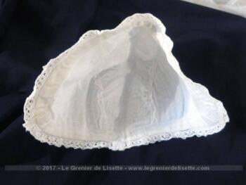 Ancien bonnet "petit béguin" en coton blanc piqué, molletonné pour enfant, poupée ou baigneur.