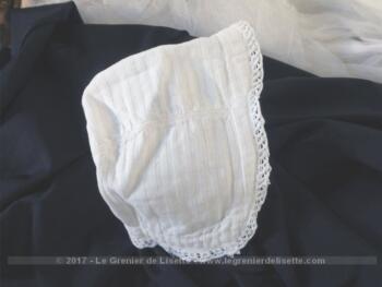 Ancien bonnet "petit béguin" en coton blanc piqué, molletonné pour enfant, poupée ou baigneur.