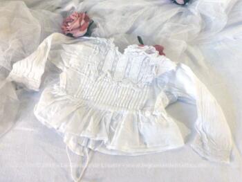 Ancienne brassière de bébé pour habiller, toute en dentelle et plis religieuses.