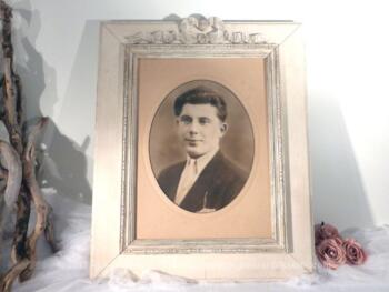 Ancien cadre en bois avec noeud en relief avec photo d'un homme avec cravate