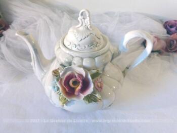 Belle cafetière verseuse en Capodimonte, en porcelaine d'Italie.