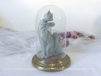 Globe en verre sur son support revisité avec  un beau dessin de roses et sa figurine de chats patinée  shabby. Pièce unique .