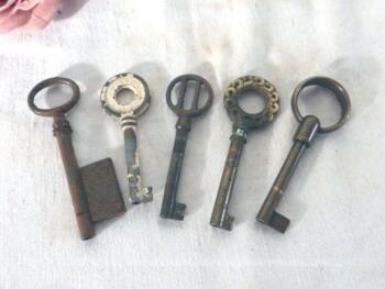 Lot 5 petites clés anciennes formes originales de 7 à 8 cm de long.