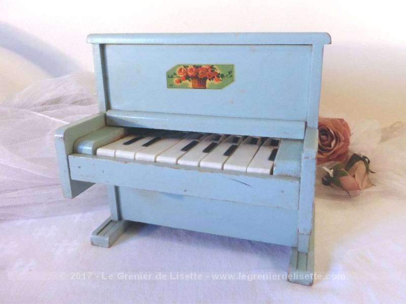 Vendu Petit Piano Jouet Vintage En Bois Le Grenier De