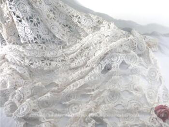 Ancien rideau, tout au crochet et entiièrement réalisé à la main dans un beau fil de coton blanc sur 220 x 130 cm.