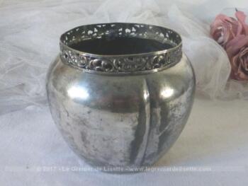 Pot en métal argenté avec pourtour ciselé et poinçons. 