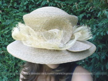 Chapeau en sisal et son noeud assorti dans un style très 