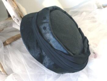 Chapeau vintage rond noir en tissus satiné, fait main.