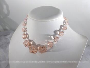 Superbe collier ras de cou en perles de verre à facettes couleur rose saumon.