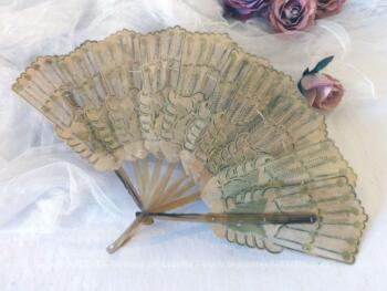 Ancien éventail avec corps en bakélite et feuilles d'éventail en plastique épais percées et décorées façon plume. 