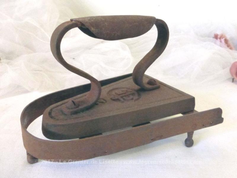 Ancien fer à repasser en fonte et son support - Le Grenier de Lisette