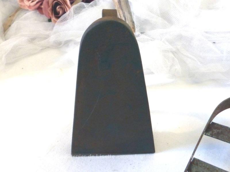 Ancien fer à repasser en fonte et son support - Le Grenier de Lisette