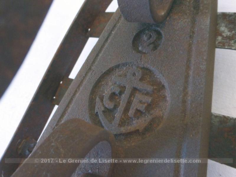 Ancien fer à repasser en fonte et son support - Le Grenier de Lisette