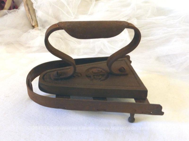 Ancien fer à repasser en fonte et son support - Le Grenier de Lisette