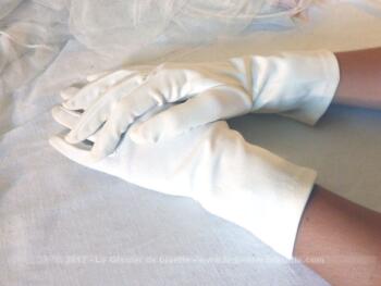 Ancienne paire de gants blancs vintage