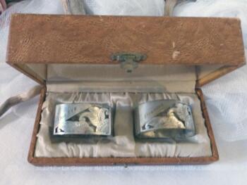 Dans leur belle boite d'origine, voici deux anciens ronds de serviette, en métal argenté, gravés des prénoms Odette et Pierre.