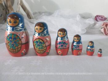 Jeu de 6 poupées Russes à la tête bleue  et panier de fruits dans les mains.