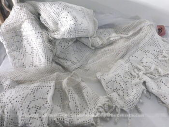 Ancienne grande nappe ou rideau réalisé à la main au crochet en filet avec dessin central des anges.