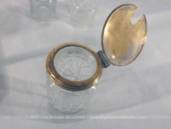 Ancien serviteur de table en verre, pour sel, moutarde, huile et vinaigre dans un ensemble en laiton.