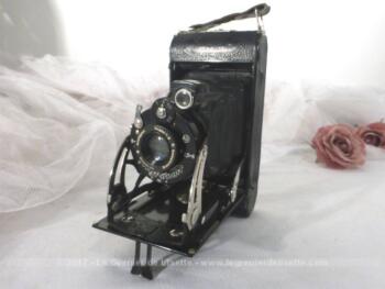 Ancien appareil photo à soufflet  de la marque allemande Voigtlander datant des années 30.