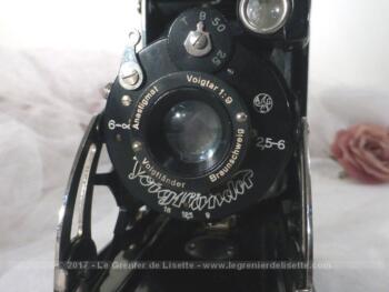 Ancien appareil photo à soufflet  de la marque allemande Voigtlander datant des années 30.