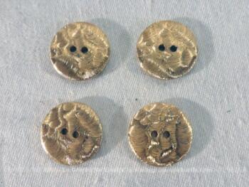 Lot de 4 anciens boutons vintage métal doré.