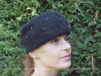 Ancien chapeau en forme de toque en feutre noir avec voilette pour un tour de tête allant de 55 à 57 cm suivant sa façon de le porter.