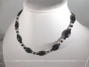 Ancien collier ras de cou en pierre noire et perles de verre de couleur translucide.