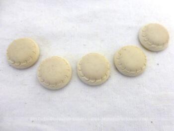Lot de 5 anciens boutons vintage de couleur écrue en bakélite .