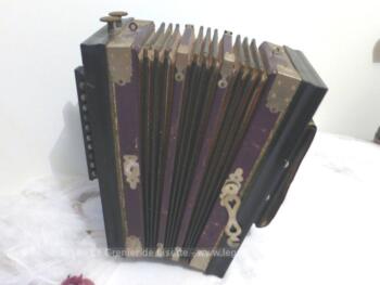 Ancien accordéon en bois aux beaux soufflets en état de marche. 